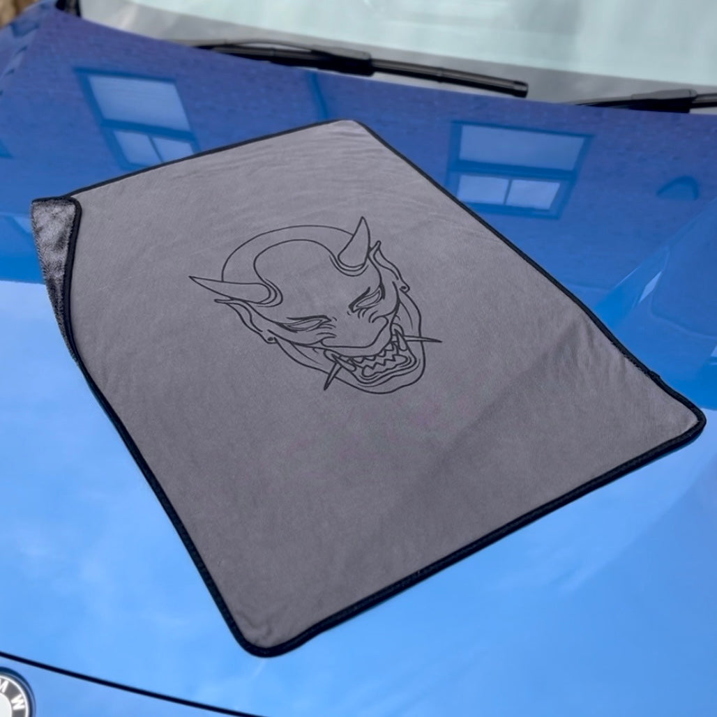 AKUMA LABS Oni premium car drying towel on car with brand